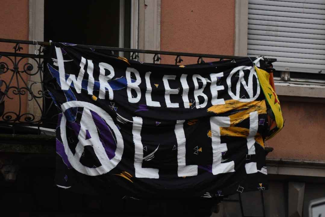 Die Besetzer brachten Transparente an.  | Foto: Rita Eggstein