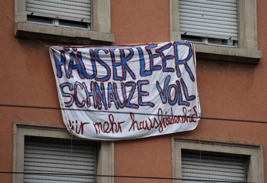 Die Besetzer brachten Transparente an.  | Foto: Rita Eggstein