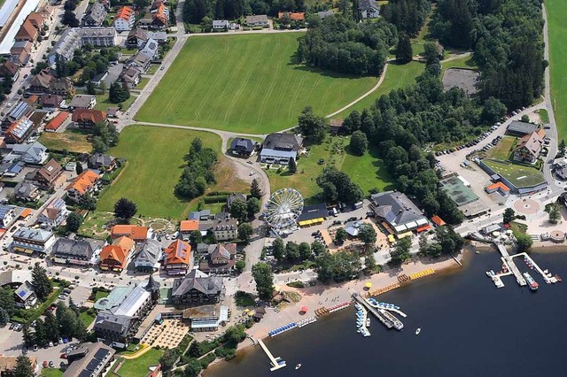 Blick auf Titisee, in der Mitte ist di...roup ein Hotel mit 120 Zimmern bauen.   | Foto: Stadt Titisee-Neustadt