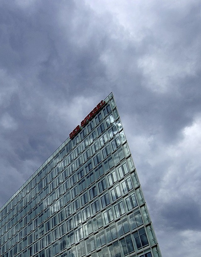 Dunkle Wolken hngen  ber dem Spiegel-Verlagshaus.   | Foto: dpa