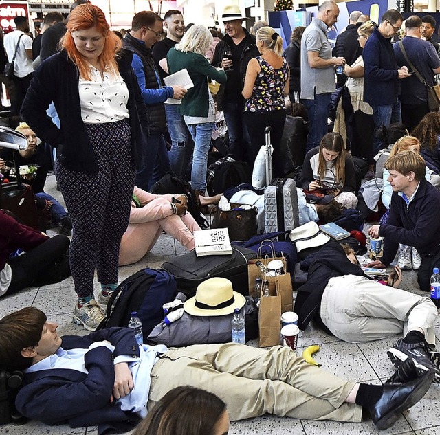 Viele Reisende waren in Gatwick gestrandet.   | Foto: DPA