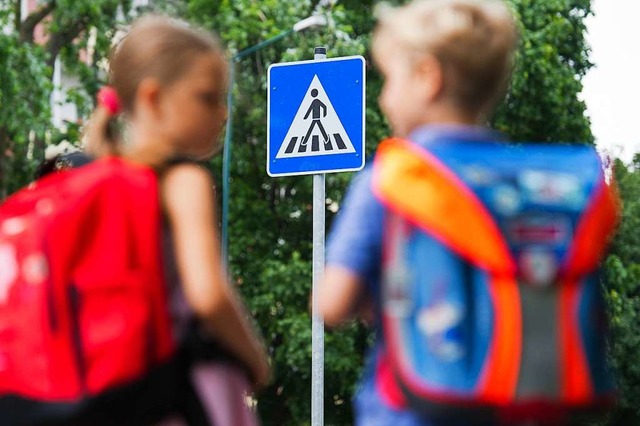 Wie gelangen die Kinder am besten zur ...am liebsten, sie wrden zu Fu kommen.  | Foto: dpa