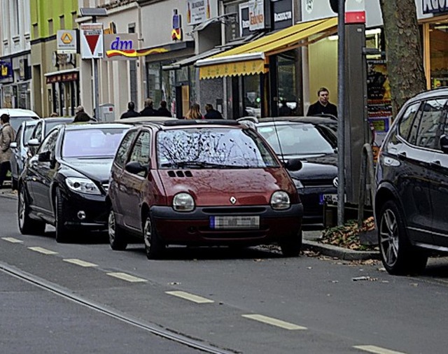 Praktisch, aber illegal: Autos in zweiter Reihe.   | Foto: dpa