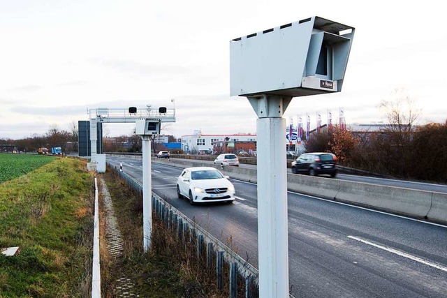 Bei einem Streckenradar wird das Tempo...ngeren Straenabschnitt kontrolliert.  | Foto: dpa