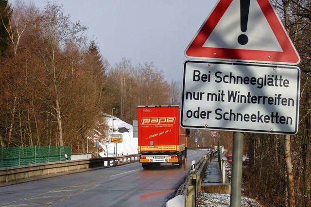 Bei Schneefall und Gltte am Feldberg mssen Schneeketten aufgezogen werden.  | Foto: Dirk Sattelberger