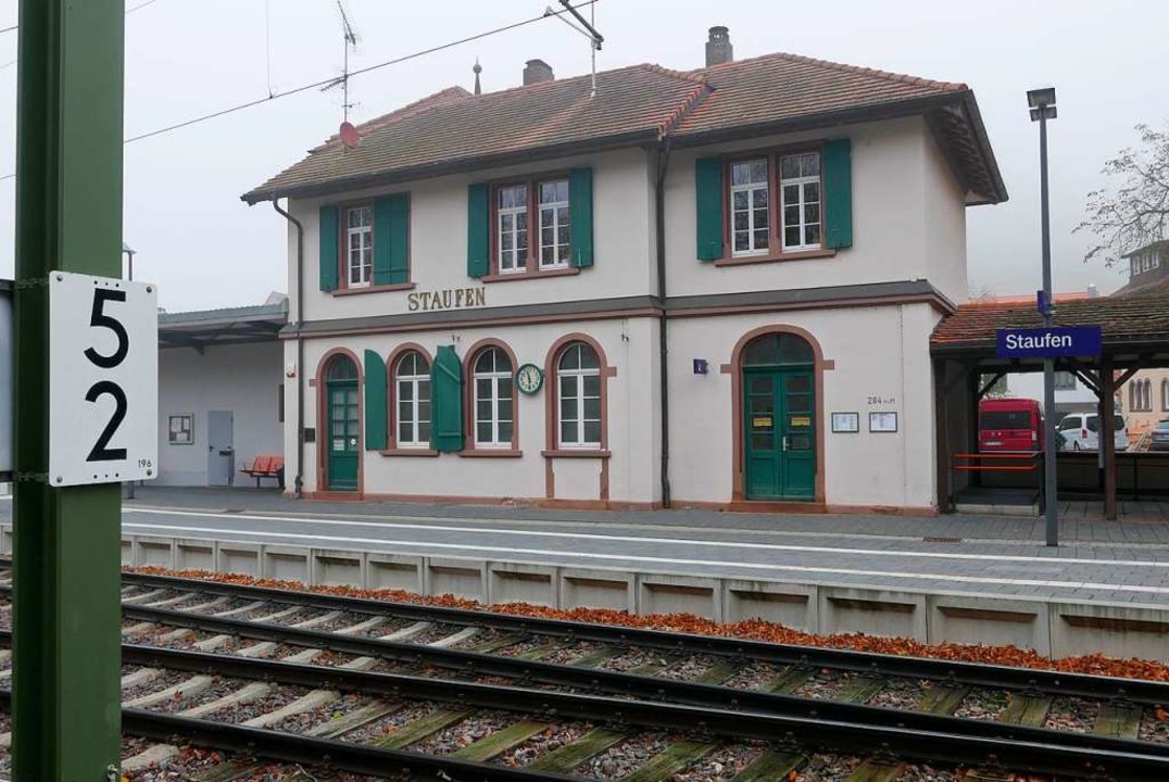 Am Staufener Bahnhof gibt es ab Januar Fahrkarten nur noch am Automaten.  | Foto: Hans-Peter Mller