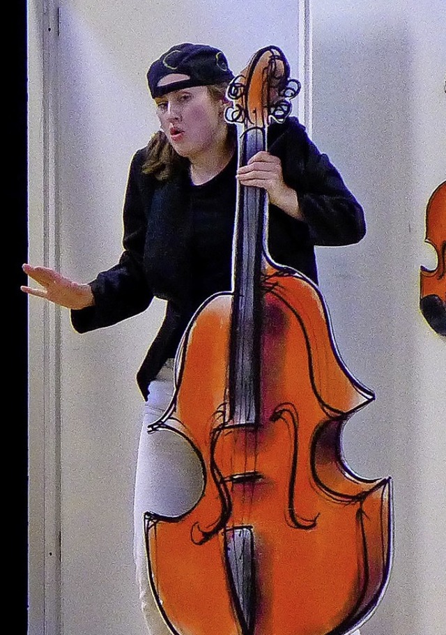 Corinna Jakobeit prsentiert ein Cello.  | Foto: Ute Schler