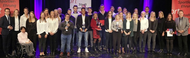 Die geehrten Sportlerinnen und Sportle...ahres 2018,  fehlte krankheitshalber.   | Foto: Peter Heck