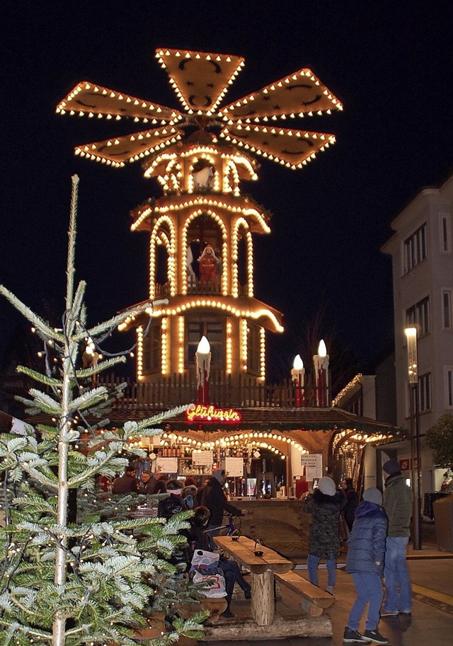 Die Weihnachtspyramide kam berwiegend gut an.   | Foto: Barbara Puppe