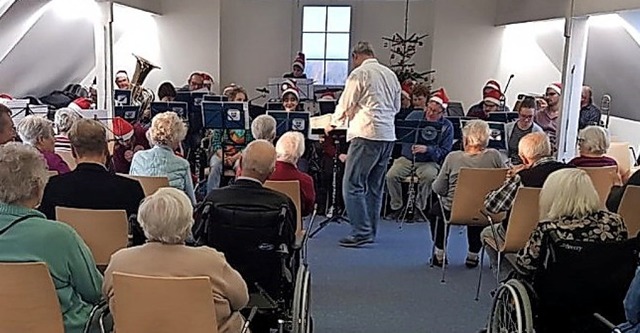 Der Lions Club Schliengen lud die Bewo...mit dem Musikverein Bad Bellingen ein   | Foto: reinhard heichel