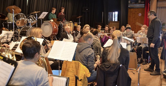 Fleiig ben die Musiker, was sie beim...erden, ist jedoch noch ein Geheimnis.   | Foto: C. Sahli