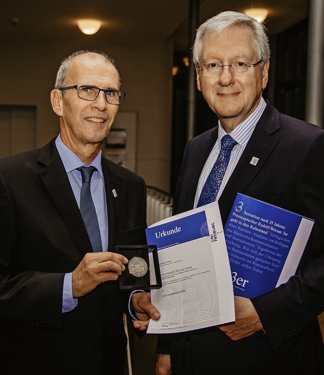 Rudolf-Werner Dreier (links) erhielt v...niversitt, die Universittsmedaille.   | Foto: Sandra Meyndt (Universitt Freiburg)