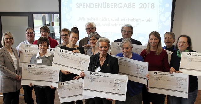 Spenden von mehr als 42000 Euro berre...Vereinen und Gruppen  aus der Region.   | Foto: Mario schneberg