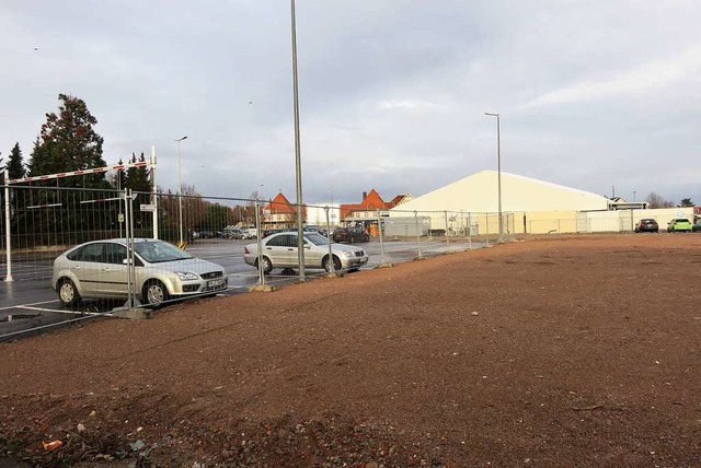 Auf dieser freien Flche zwischen der ... neue Lebensmittelmarkt gebaut werden.  | Foto: Agnes Pohrt