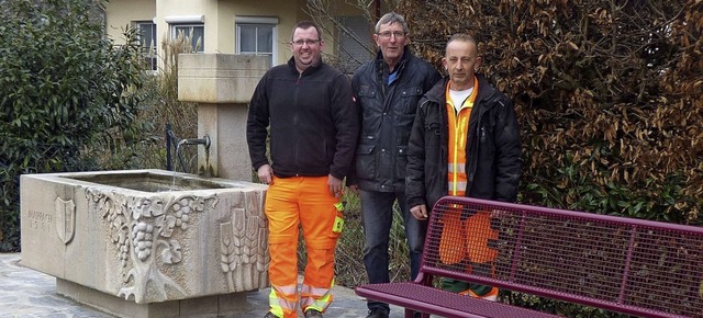 Ortsvorsteher Helmut Grsslin dankte d...fr den neu gestalteten Brunnenplatz.   | Foto: Fiedler