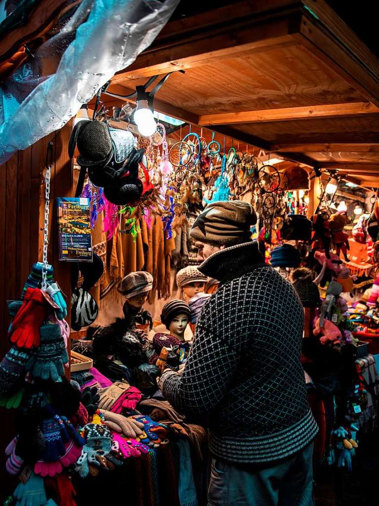 Menschenmengen, Glhweingeruch und Handgefertigtes – der Weihnachtsmarkt in Freiburg.