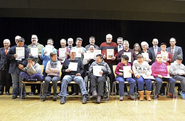 Die Arbeitsjubilare der Werksttte Elz...lusive Tanzgruppe bei ihrem Auftritt.   | Foto: Nikolaus Bayer