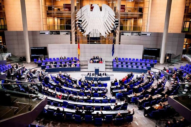 Ohne eine Reform des Wahlrechts platzt der  Bundestag bald aus allen Nhten.   | Foto: dpa