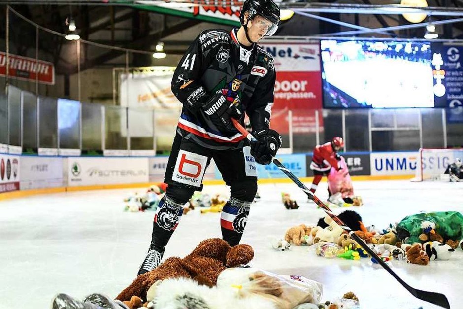 Teddys für den guten Zweck: Zum sogenannten Teddy-Bear-Toss des EHC Freiburg, der mit 0:2 gegen Bad Nauheim verlor, war die Franz-Siegel-Halle ausverkauft. (Foto: Patrick Seeger) Teddys für den guten Zweck: Zum sogenannten Teddy-Bear-Toss des EHC Freiburg, der mit 0:2 gegen Bad Nauheim verlor, war die Franz-Siegel-Halle ausverkauft. (Foto: Patrick Seeger)