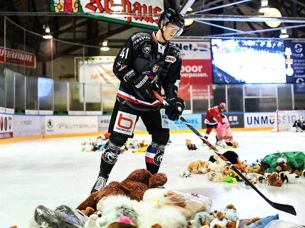 Teddys fr den guten Zweck: Zum sogenannten Teddy-Bear-Toss des EHC Freiburg, der mit 0:2 gegen Bad Nauheim verlor, war die Franz-Siegel-Halle ausverkauft.