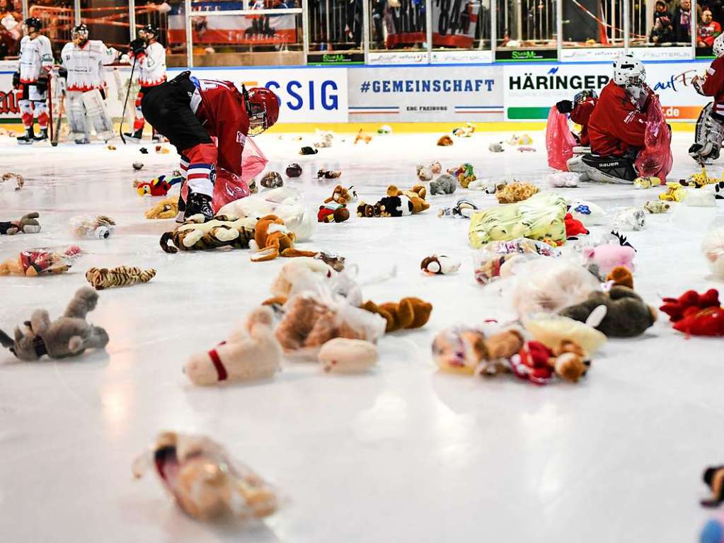 Teddys fr den guten Zweck: Zum sogenannten Teddy-Bear-Toss des EHC Freiburg, der mit 0:2 gegen Bad Nauheim verlor, war die Franz-Siegel-Halle ausverkauft.