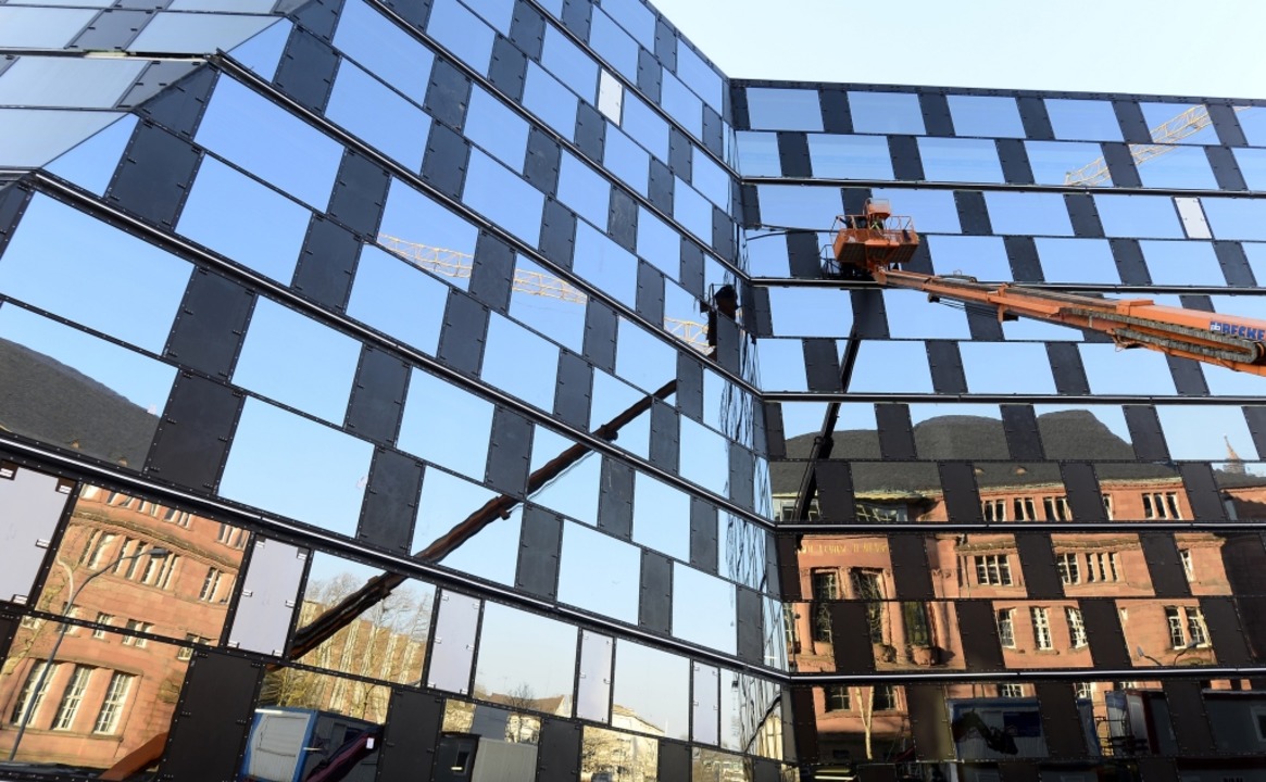 Nicht zum ersten Mal muss an der Fassade der UB nachgebessert werden.  | Foto: Ingo Schneider