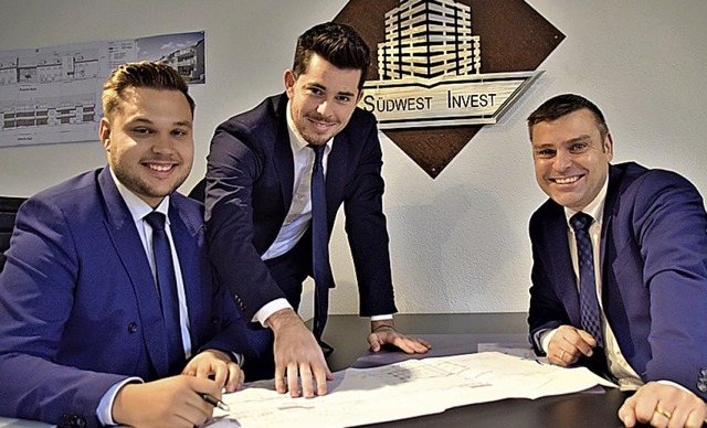 Die Geschftsfhrer der Sdwest Invest...) und Immobilienmakler Tobias La Fiura  | Foto: Sdwest Invest