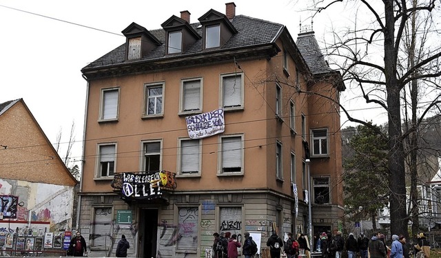 Hausbesetzung Nummer zwei: Die Aktiven...utzten Teil des Dreiknigshauses ein.   | Foto:  Rita Eggstein