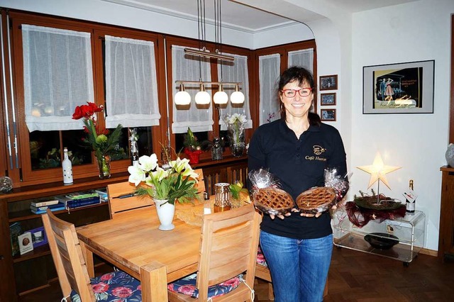 Die leidenschaftliche Kuchenbckerin S...ereien wie Linzer Torte zum Mitnehmen.  | Foto: Silke Hartenstein