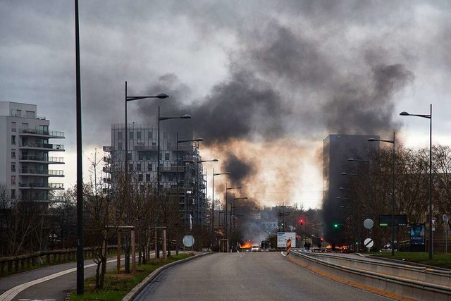Von 100 Blockierern sprechen franzsis...abrcke, Barrikaden in Brand steckten.  | Foto: ArminKrueger