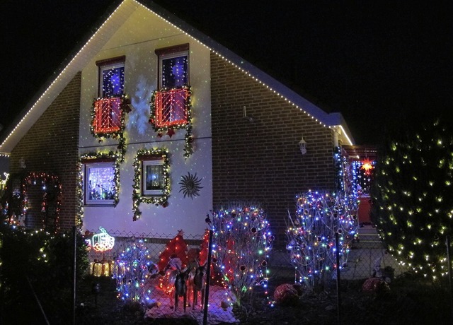 Das Haus von Familie Schneider in Rhei...ur Weihnachtszeit von weitem zu sehen.  | Foto: Jutta Schtz