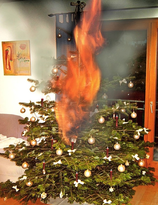 In Sekundenschnelle kann der schn ges...tsbaum in Rauch und Flammen aufgehen.   | Foto: Volker Mnch