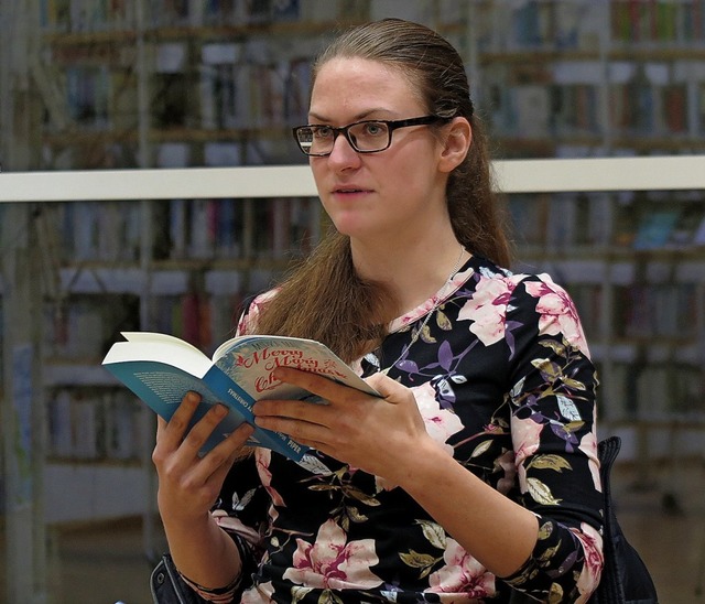 Regine Schlude bei der Lesung aus ihre...tlingsroman in der Mediathek Mllheim   | Foto: dorothee Philipp