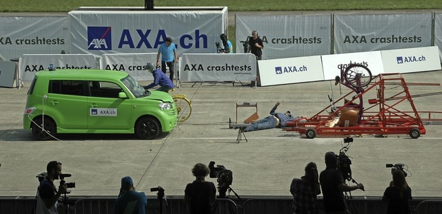 Der berholende E-Radler (am Boden) h...nsto mit dem Auto nur knapp berlebt.  | Foto: Jrgen Schelling