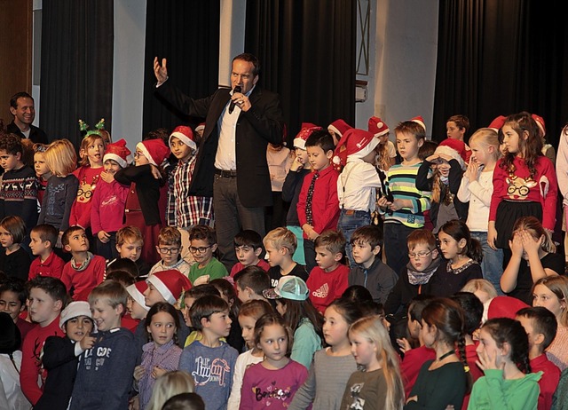 Rektor Marc Jooss bedankte sich bei al...r Weihnachtsfeier an der Grundschule.   | Foto: Schule