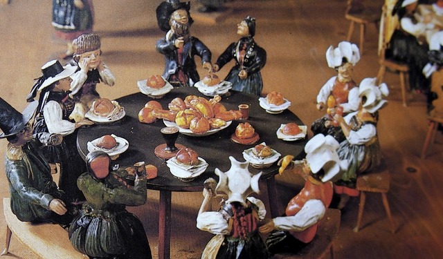 Eine frhliche Tischgesellschaft bilde...kleinen aus Holz geschnitzten Figuren.  | Foto: Thomas Mutter