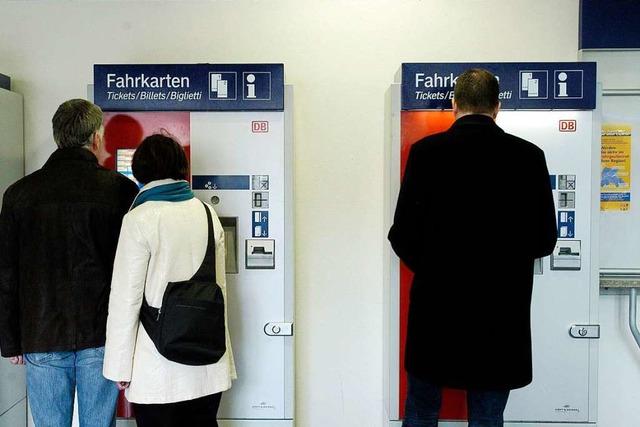 Bahnkunden an Automaten im Reisezentrum Freiburg (Archivbild)  | Foto: Ingo Schneider