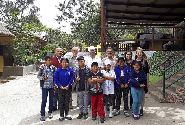 Vor dem Kinderheim Tablada in Lima: Ha...  jngstem Besuch in Perus Hauptstadt   | Foto: Privat
