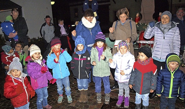 Kinder, Erzieherinnen und Eltern beim Rundgang   | Foto: Paul Schleer