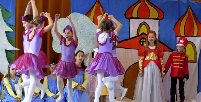 Mit viel Tanz in fhren die Hugstetter Schuler das Nussknacker-Musical auf.   | Foto: Claudia Bachmann-Goronzy