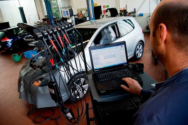 Ein Software-Update wird bei einem VW vorgenommen.   | Foto: DPA