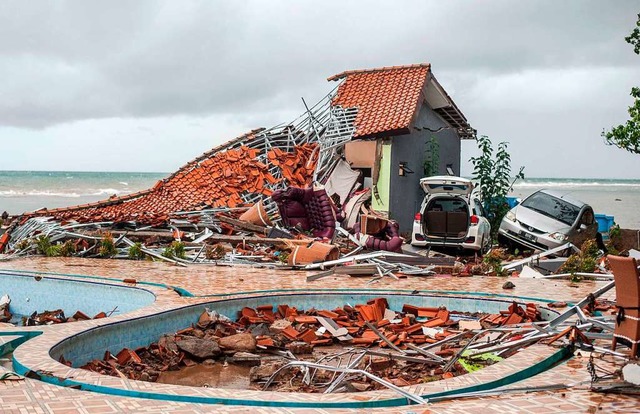 Der Tsunami hat an der Meerenge zwischen Java und Sumatra Huser zerstrt  | Foto: dpa