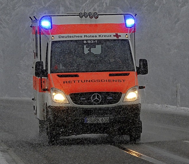 Rettungswagen im Einsatz bei Wind und Wetter.   | Foto: P. Seeger/dpa
