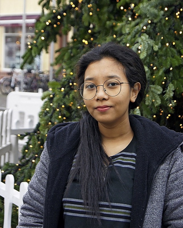 Adlin Suraya mit dem Weihnachtsbaum vor dem Offenburger Rathaus   | Foto: cbru