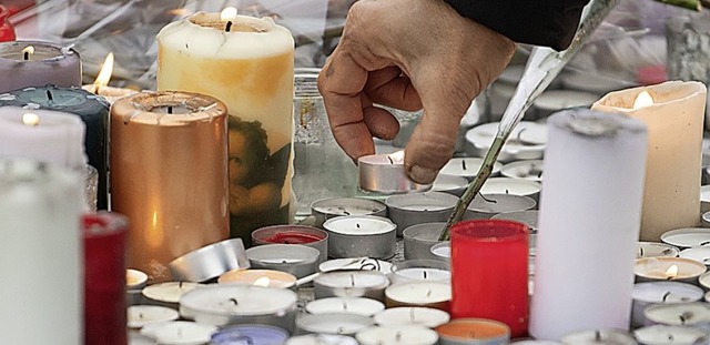 Viele  Straburger legten am Ort des Anschlags Kerzen ab.   | Foto: dpa