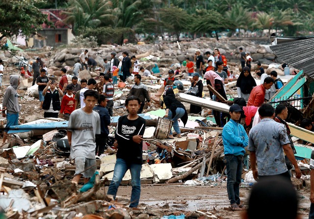 Indonesien wurde erneut von einer Natu...imgesucht (hier Menschen auf Sumatra).  | Foto: afp