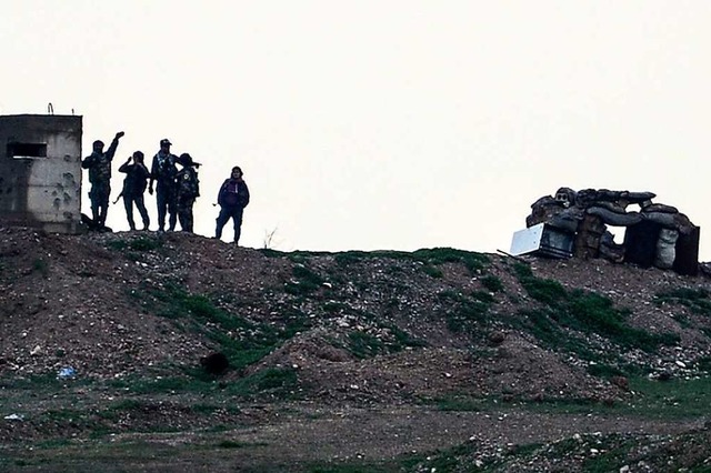 Dieses von der trkischen Nachrichtena...r Stadt Kobane in Nordsyrien stehen.    | Foto: Ugur Can/DHA/AP/dpa