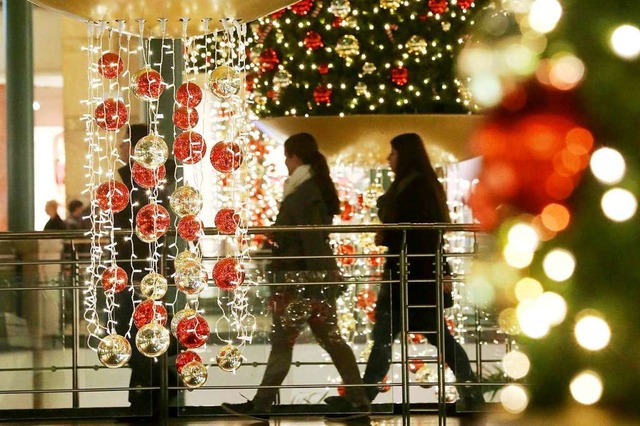 Lichterglanz und Kommerz: Weihnachtsglamour im Einkaufszentrum  | Foto: dpa