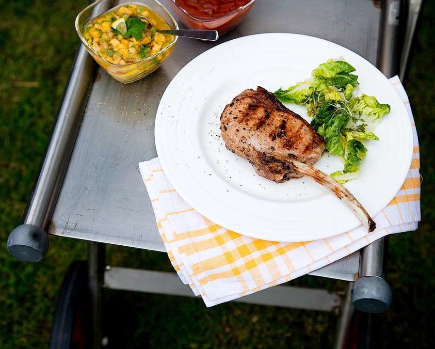 Grillade fr Genieer: Kalbskronenkotelett mit Mango-Avocado-Salat  | Foto: Wissing