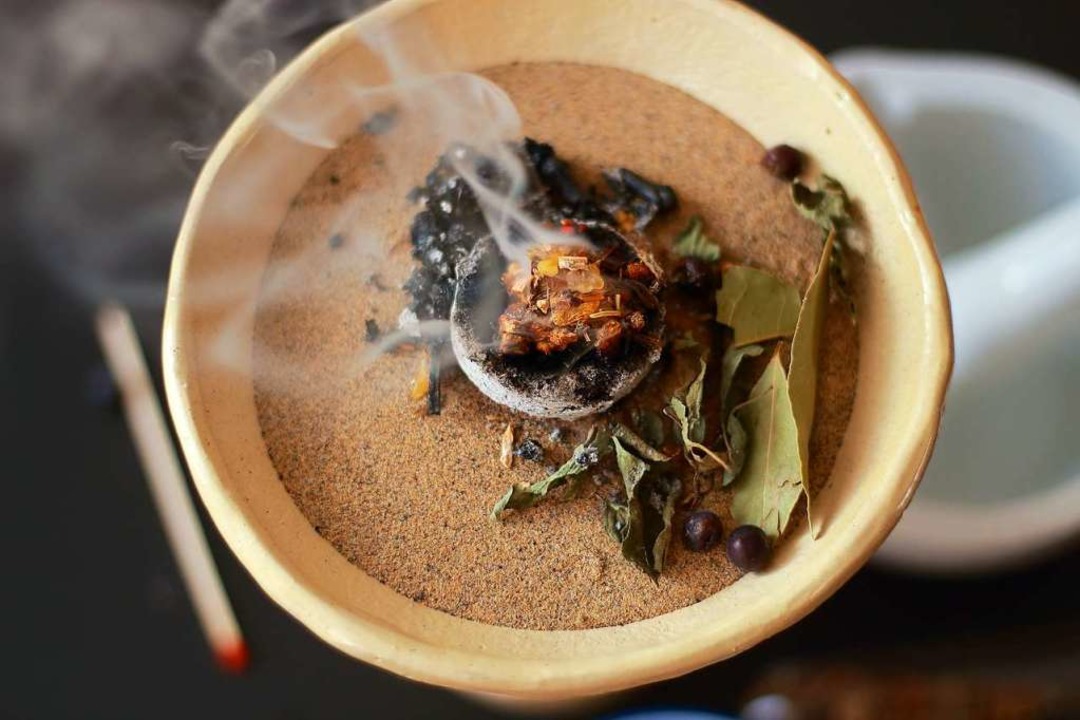 Beim rituellen Ruchern  werden Krute...kohle oder auf dem Stvchen verbrannt.  | Foto: PhotoArtBC /Adobestock